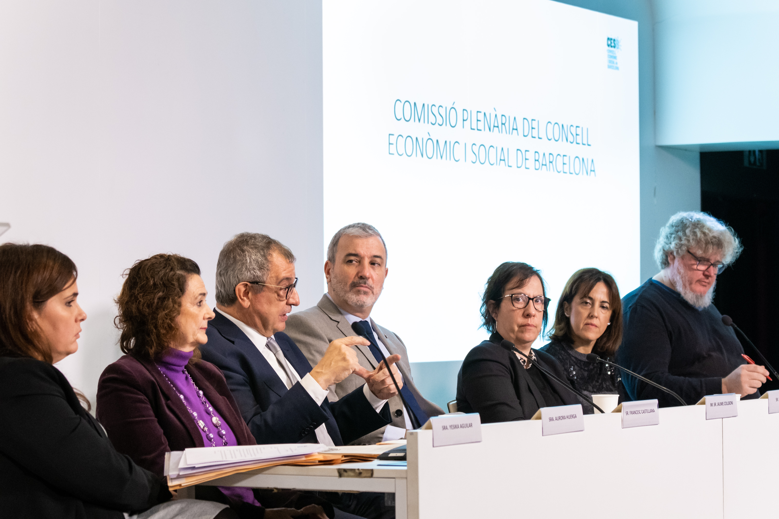 Mesa presidencial, d'esquerra a dreta: Yésika Aguilar, Aurora Huerga, Francesc Castellana, Jaume Collboni, Raquel Gil, Sílvia Miró i Omar Minguillón
