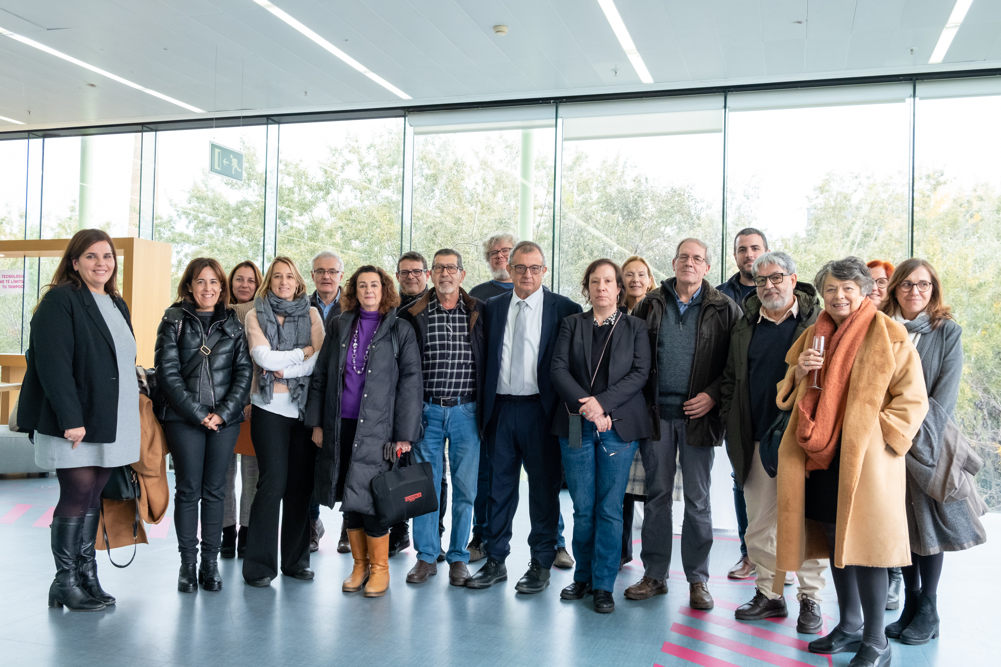 Foto de família dels assistents a l'acte.