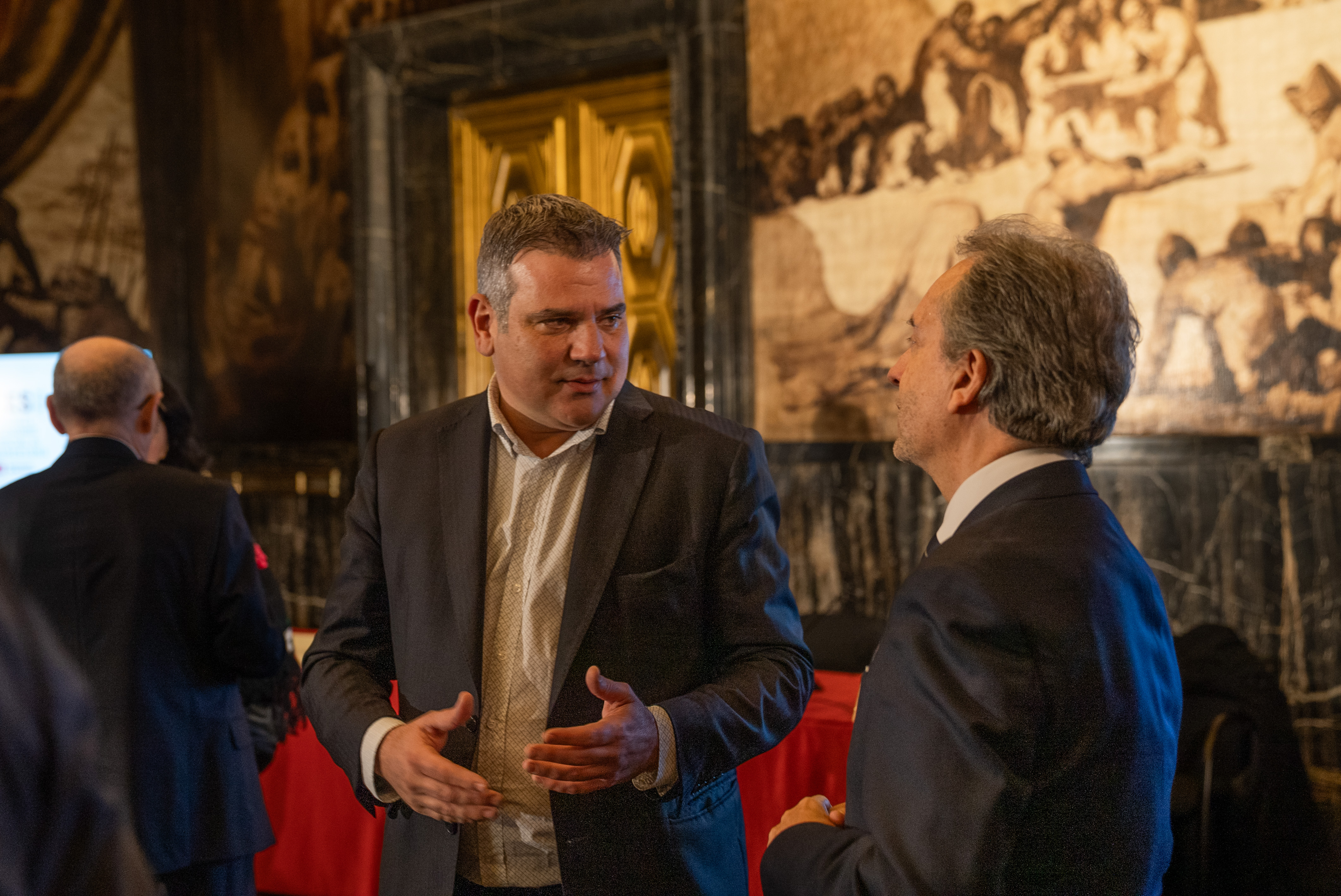 Roger Gaspà parlant amb Carles Puig de Travy