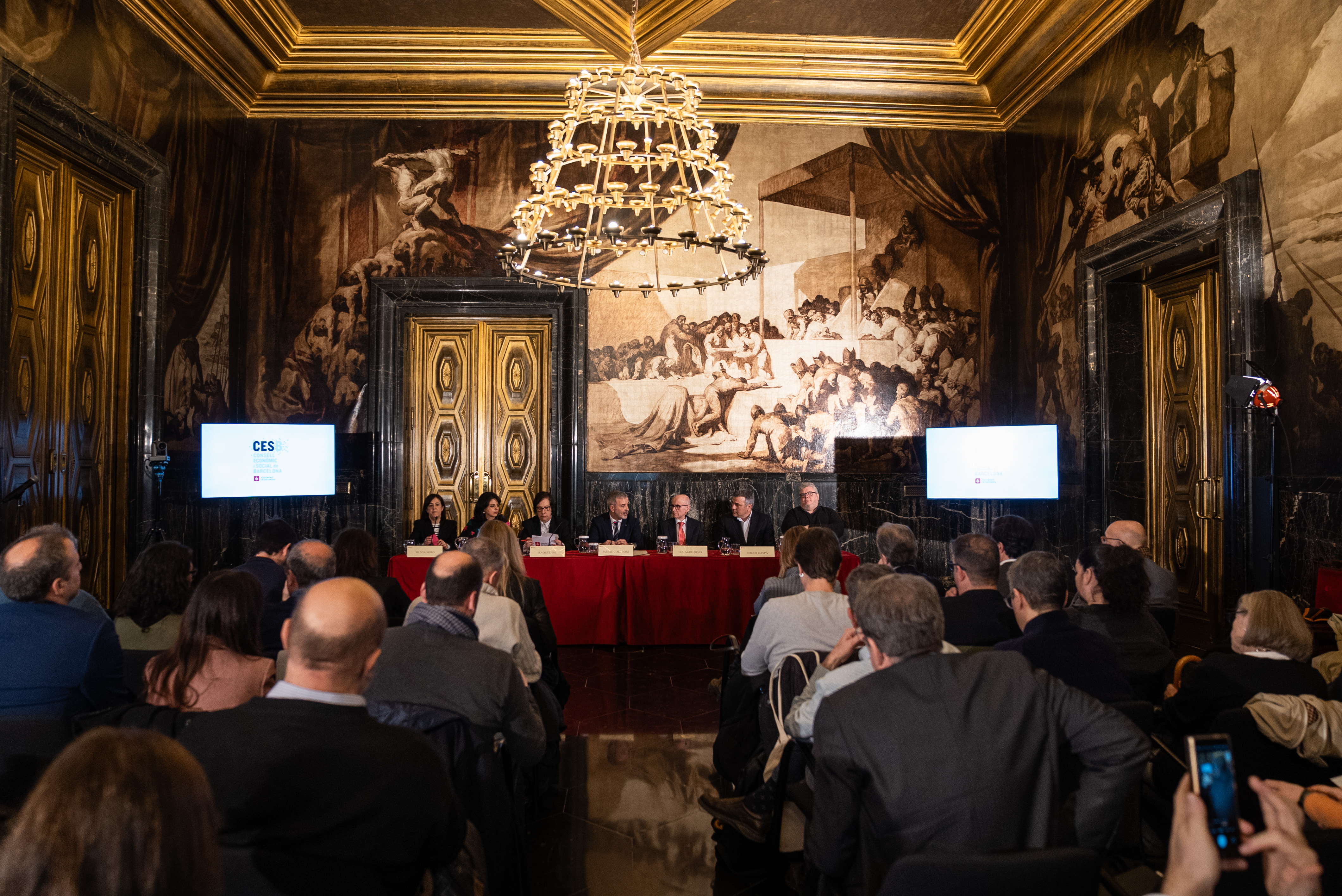 Foto general del Ple. Taula presidencial al fons i el públic en primer terme.