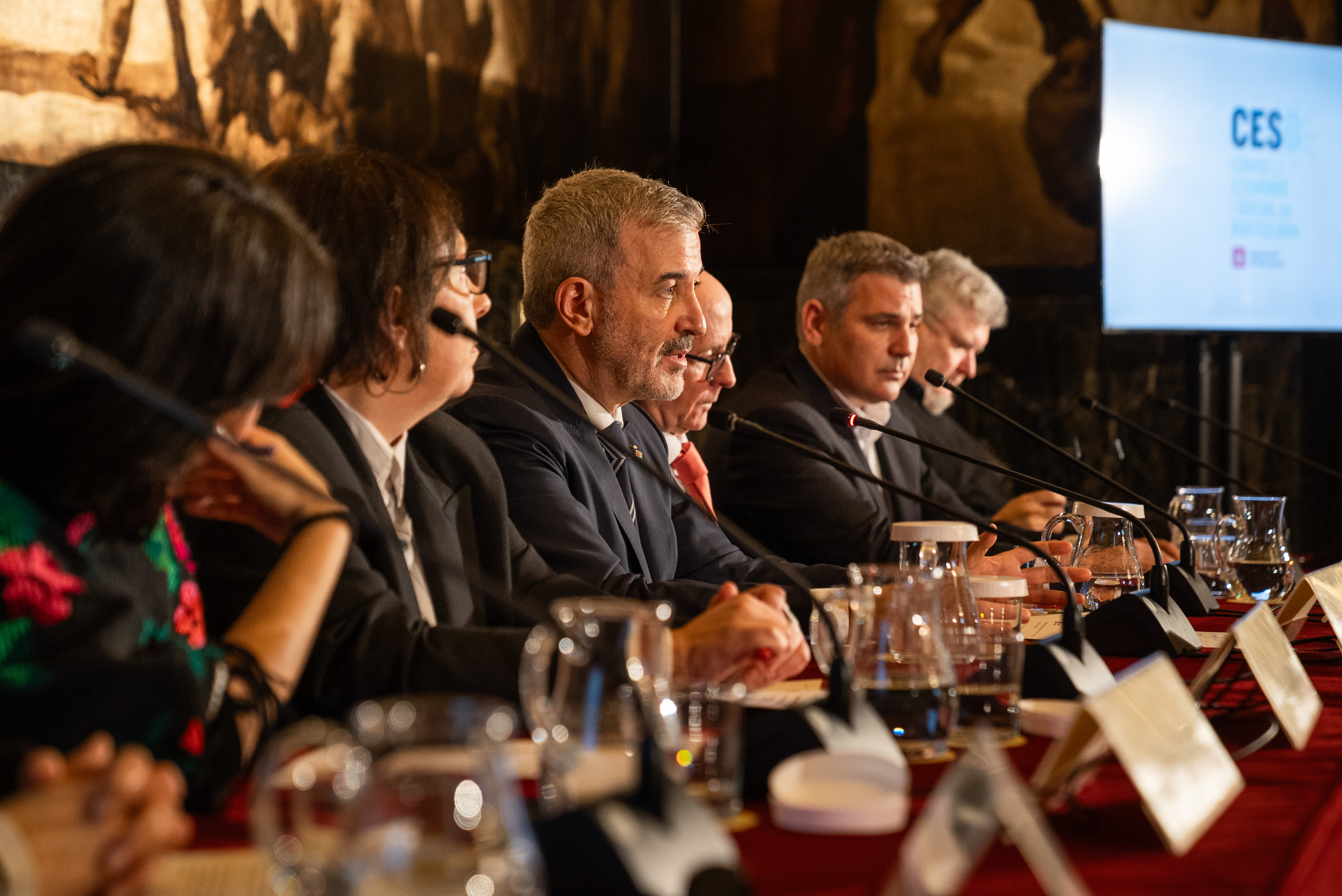 Taula presidencial de lateral. D'esquerra a dreta: Liliana Reyes, Raquel Gil, alcalde Jaume Collboni, Eduardo Rojo, Roger Gaspà i Omar Minguillón