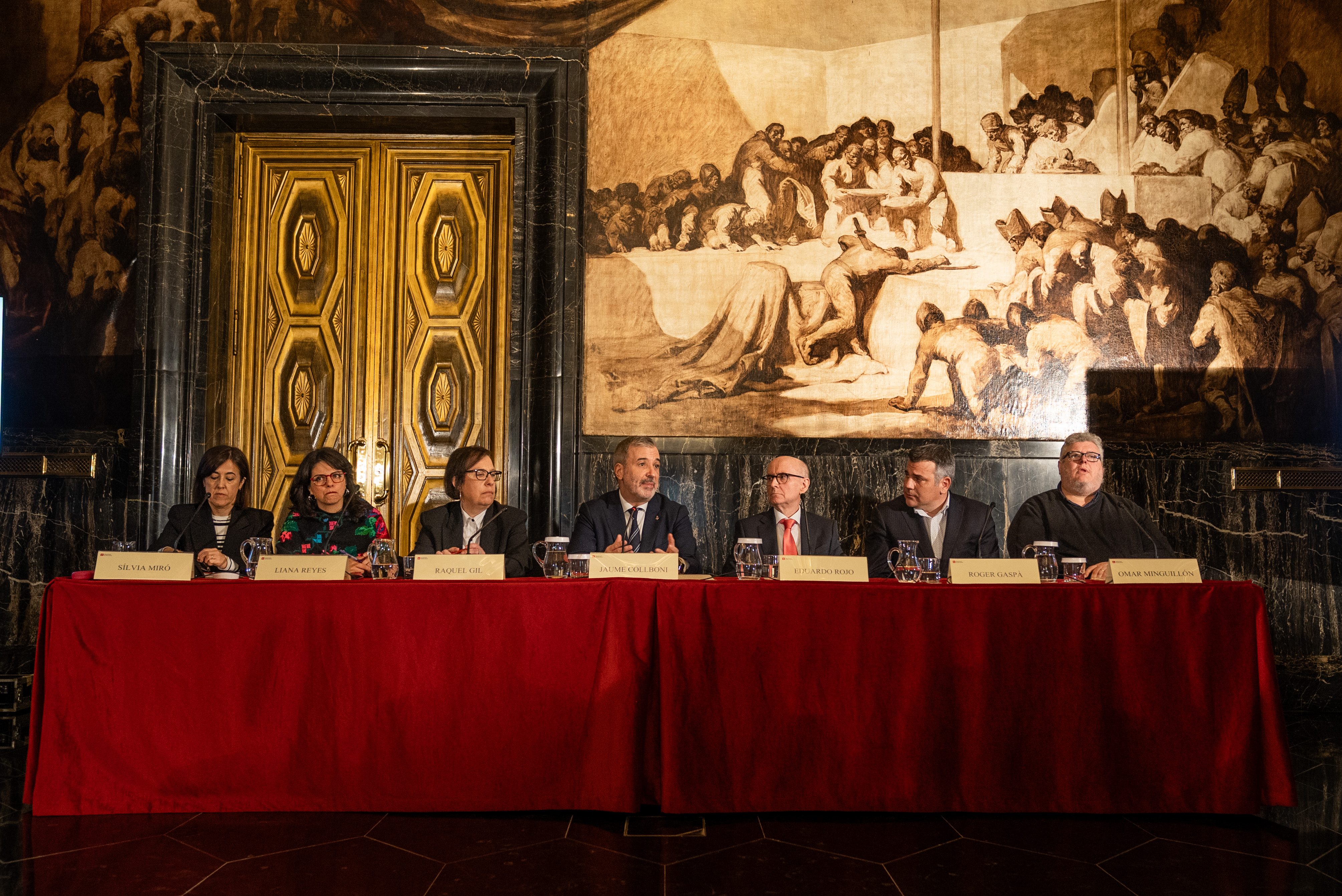 Taula presidencial del Ple, d'esquerra a dreta: Sílvia Miró, Liliana Reyes, Raquel Gil, alcalde de Barcelona, Eduardo Rojo, Roger Gaspà i Omar Minguillón