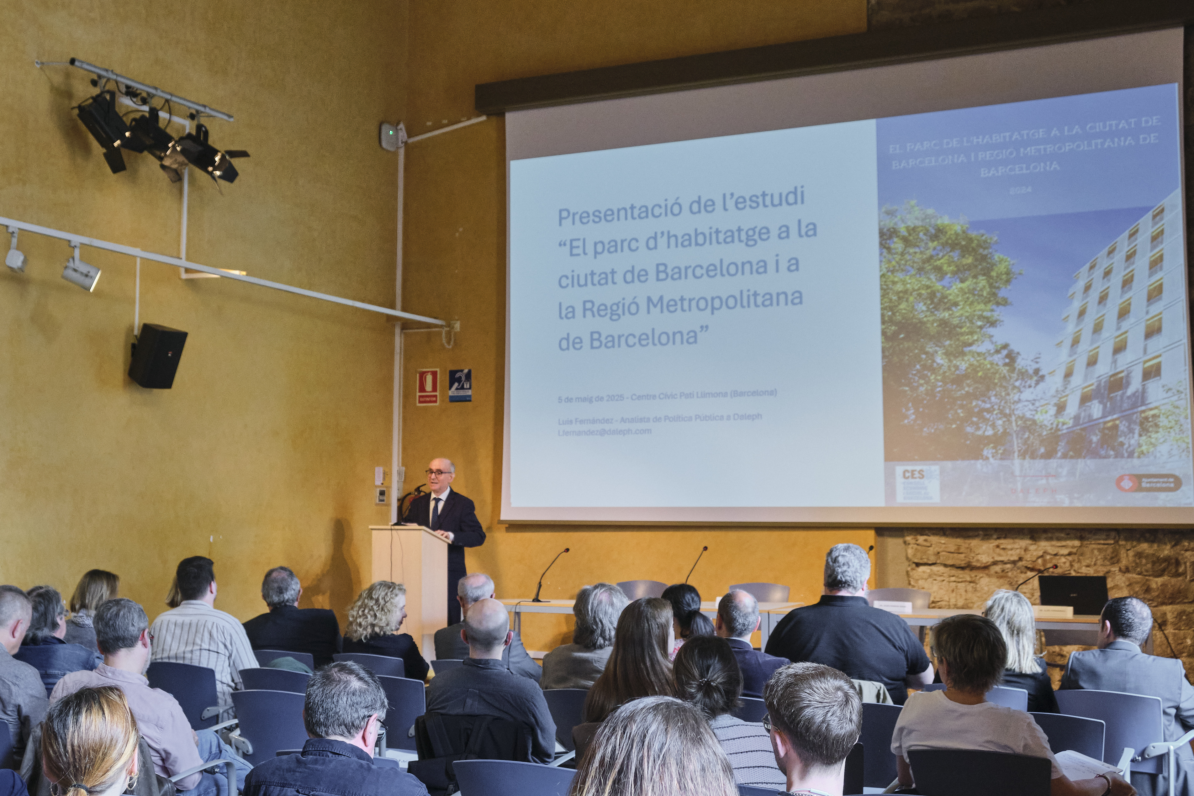 Eduardo Rojo al faristol i públic