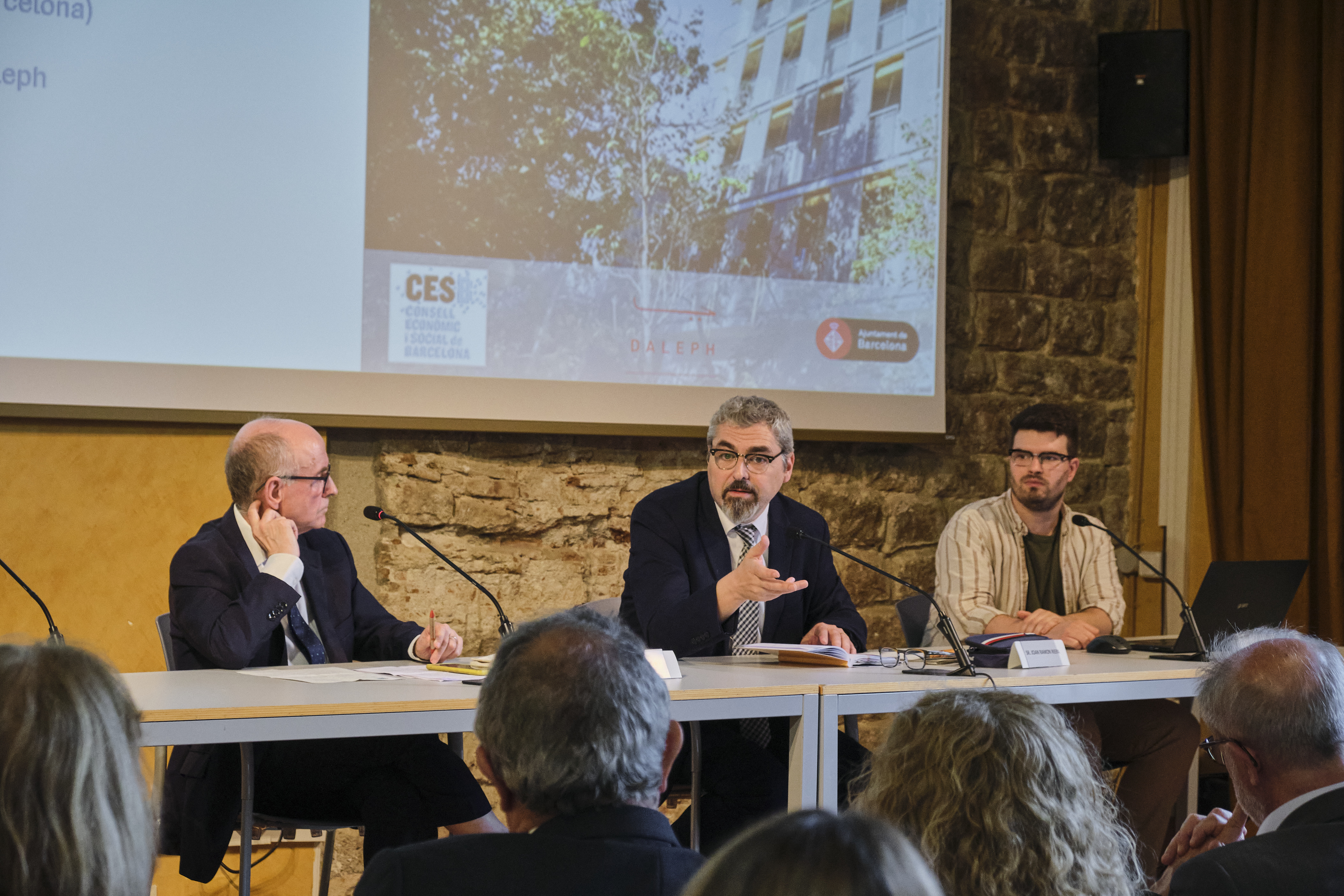 Taula de ponències: Eduardo Rojo (president del CESB), Joan Ramon Riera (Comissionat de l'Habitatge) i Lluís Fernández, (autor de l'estudi)