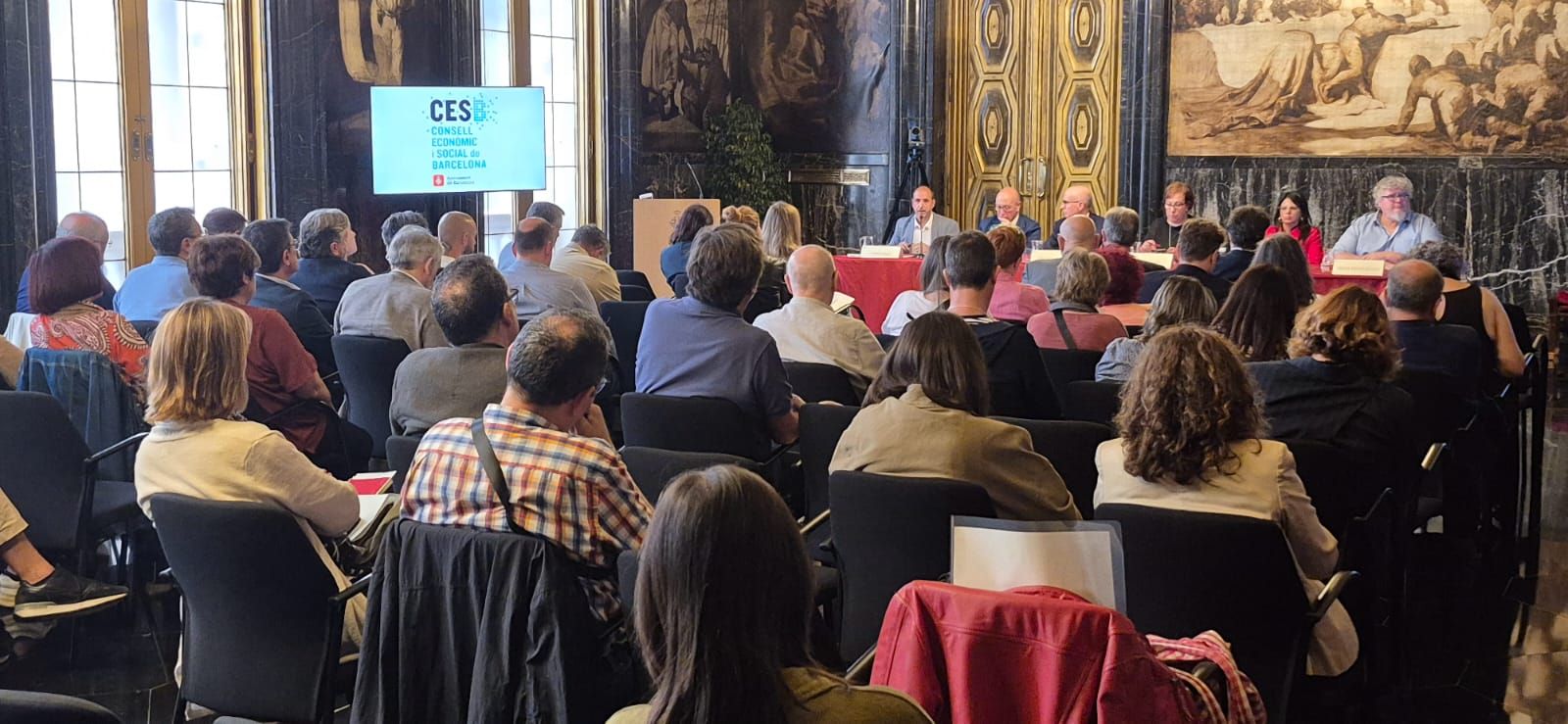 Ple del CESB. Presentació de la Memòria socioeconòmica 2024. Vista del públic i la taula presidencial al fons.