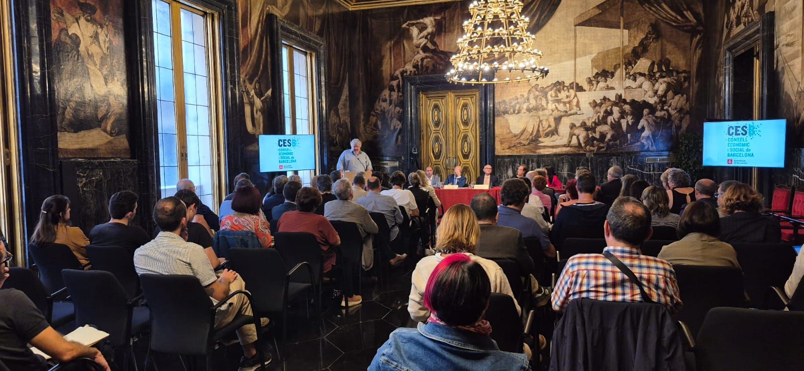 Vista del públic i la taula presidencial al fons. Presenta la Memòria Omar Minguillón, com a vicepresident del CESB.