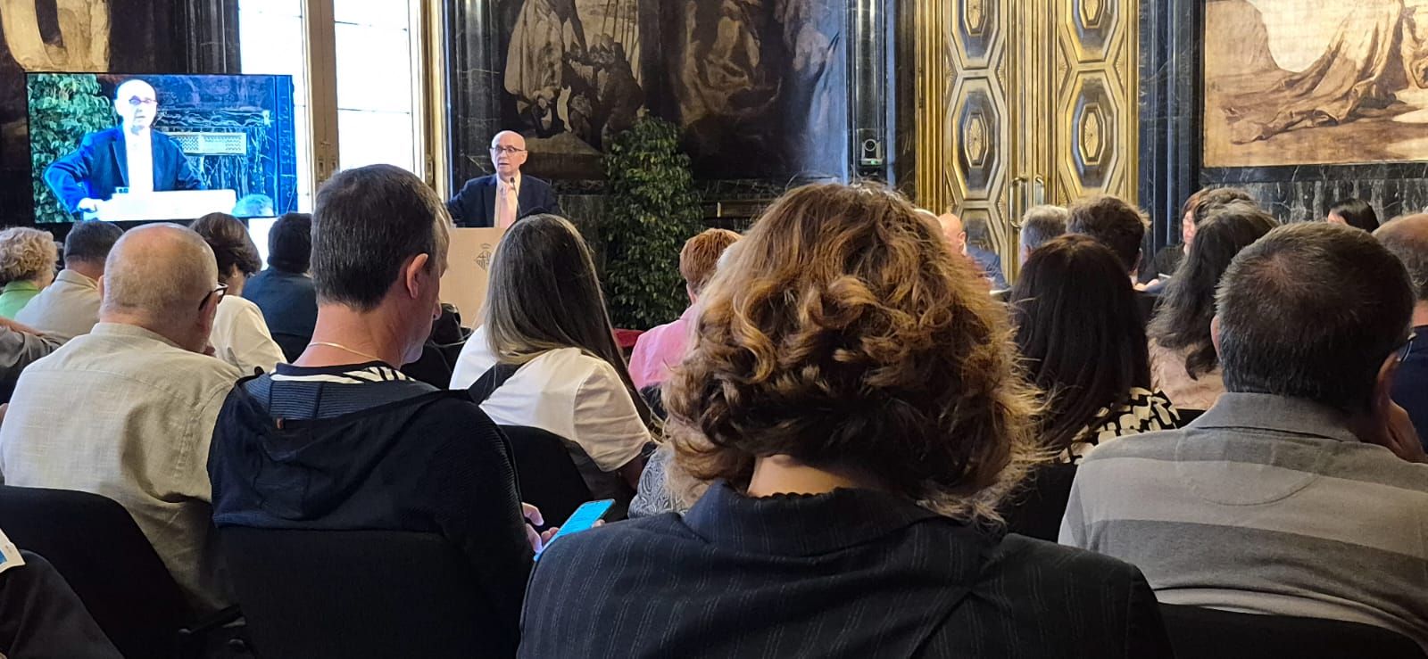 Vista del públic i la taula presidencial al fons. Intervenció del president del CESB, Eduardo Rojo.