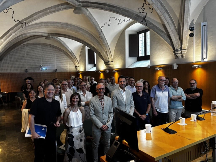 Foto amb tot el públic dret i les persones ponents