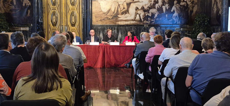 Vista del públic i la taula presidencial al fons. Intervenció de Raquel Gil, tinenta d'Alcaldia qui presideix l'acte. 