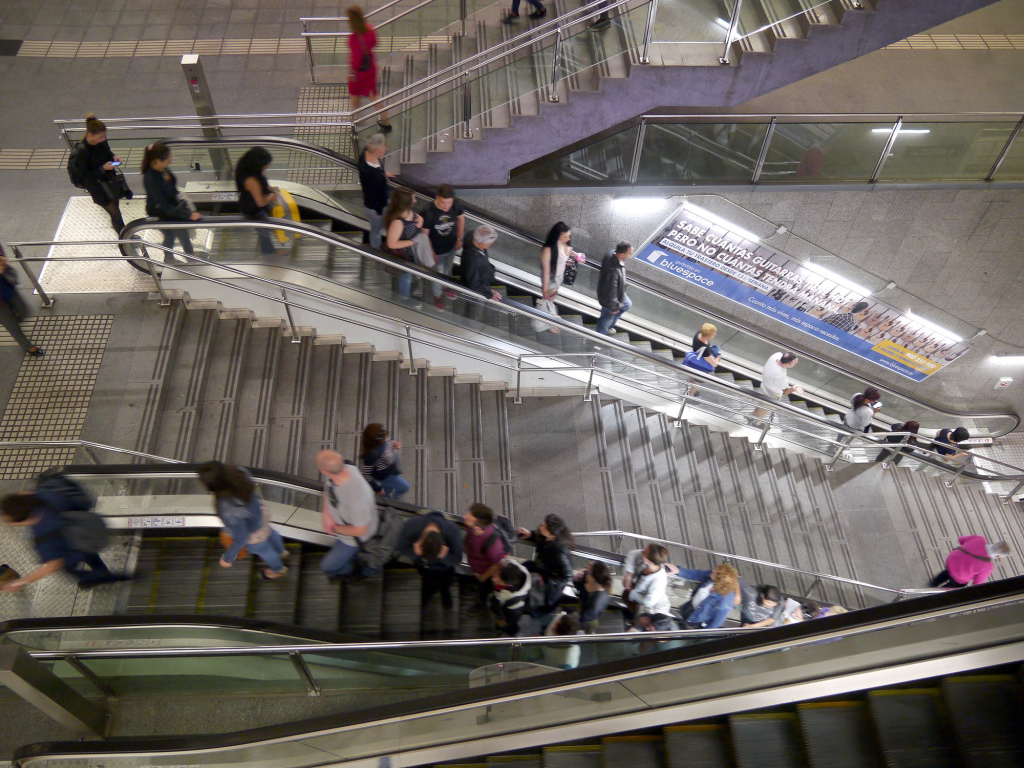Vista panoràmica de l'ntercanviador del metro de la línia vermella i lila d'universitat de Barcelona. Persones racialitzades.