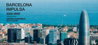 Vista de Barcelona cap al mar amb la Torre Agbar a la dreta.