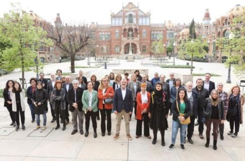 Foto de família amb totes les persones que participen a la reunió de l'Acord.