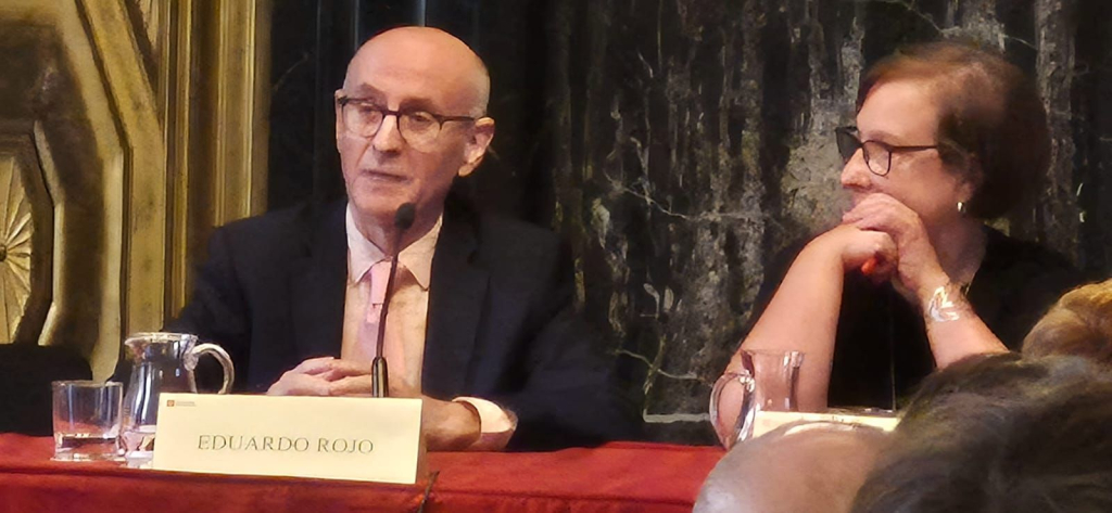 Intervenció d'Eduardo Rojo, president del CESB a la taula de presidència. Al costat, la 5a tinenta d'Alcaldia, Raquel Gil