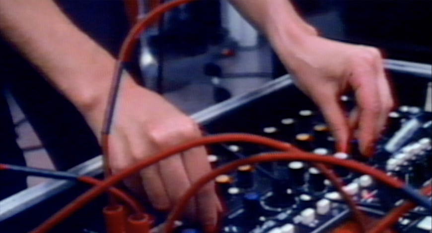 Unas manos pinchan música electrónica en la imagen de la exposición. 
