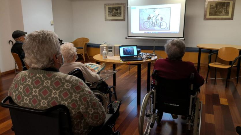 ArtGran: disseny i avaluació d'una intervenció d'art en museus de Barcelona per a persones grans amb solitud