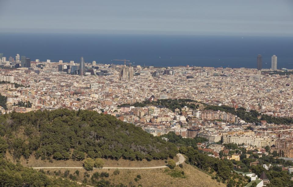 Imatge skyline de Barcelona amb muntanya en primer pla i mar al fons