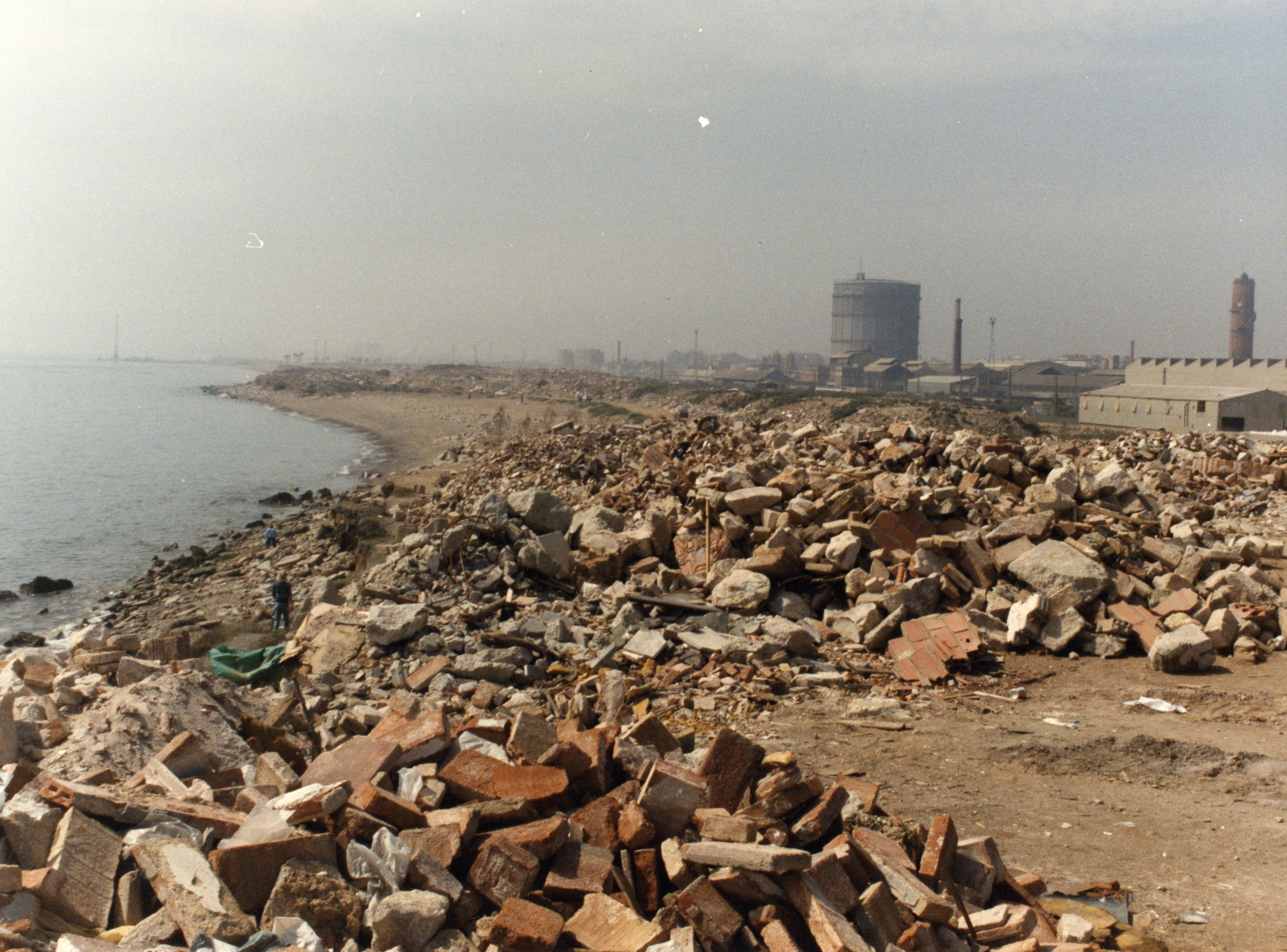 Martí Llorens, 'Platges durant la construcció de la Vila Olímpica', 1988. Positiu de color cromogen, 17,7 × 23,9 cm. Procedència: Arxiu Fotogràfic de Barcelona