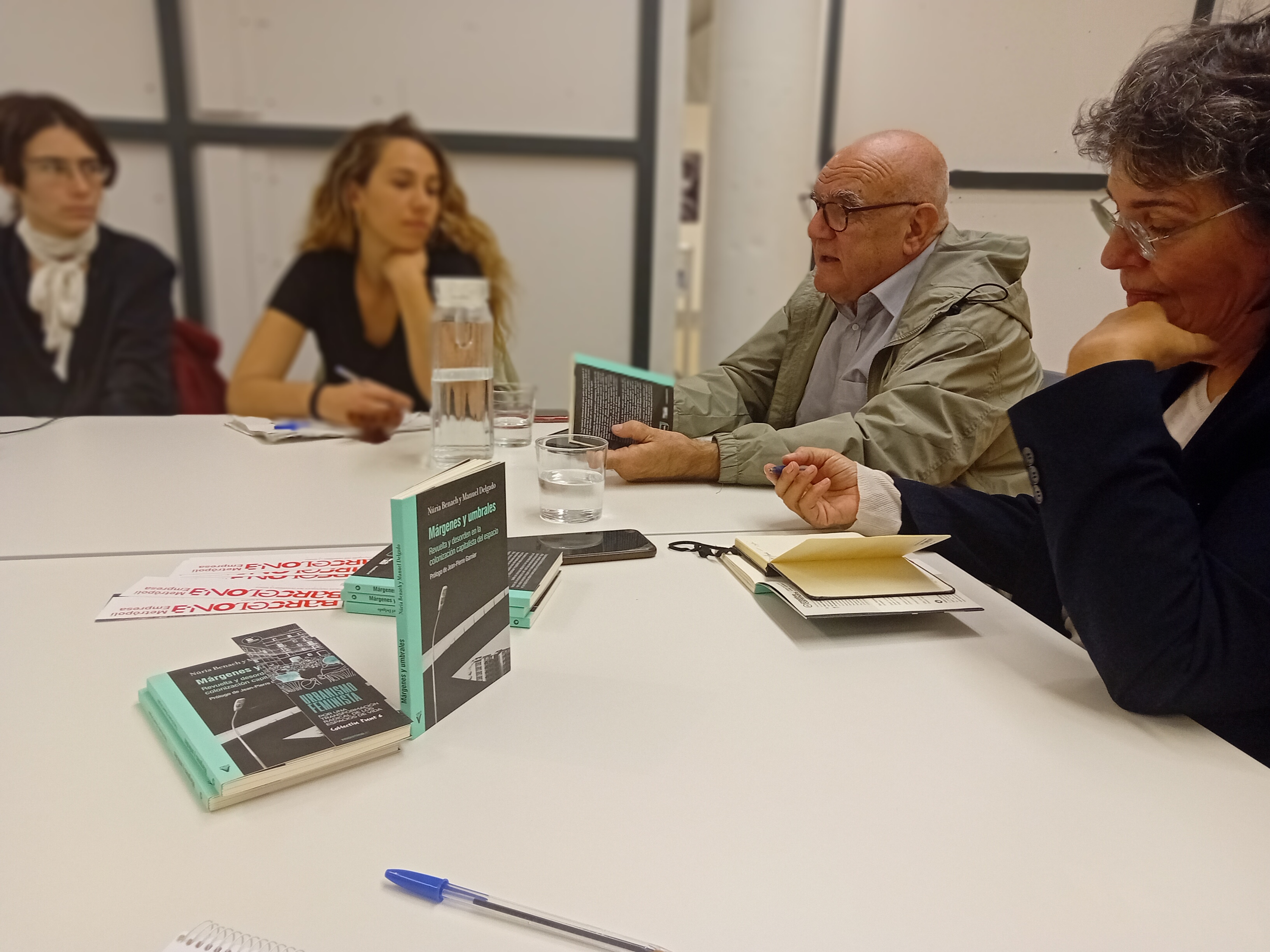 Núria Benach i Manuel Delgado durant la sessió «Lectures crítiques de la ciutat», a la biblioteca Ignasi Iglésias-Can Fabra.