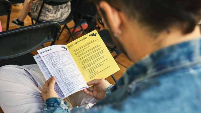 Persona leyendo el programa de la Fiesta de la Ciencia pasada