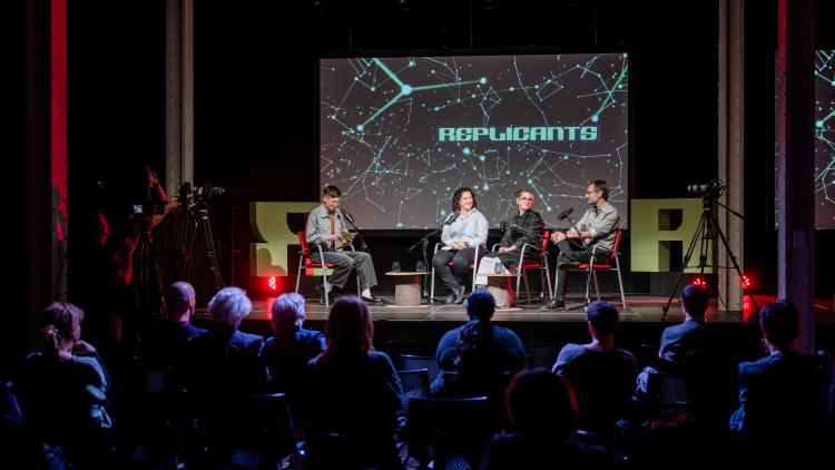 VIDEOPÒDCAST REPLICANTS: VISIONS D’UN FUTUR PRESENT 10