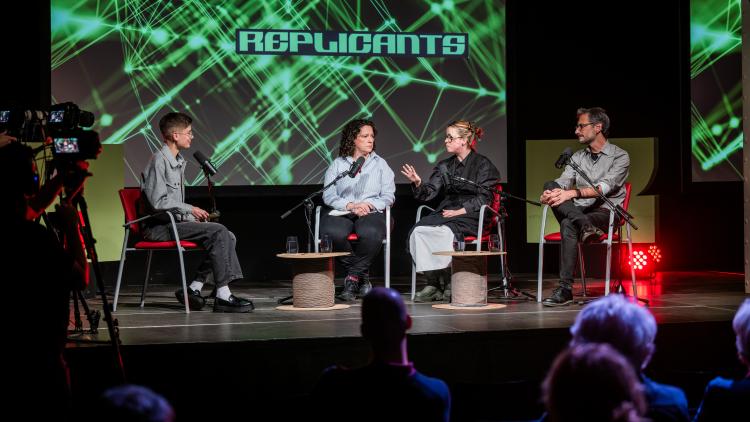 VIDEOPÒDCAST REPLICANTS: VISIONS D’UN FUTUR PRESENT 8