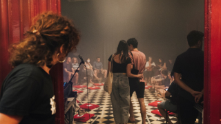 El certamen convida a endinsar-se entre bambolines © Alice Brazzit