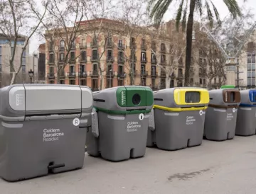 Contenidors de recollida selectiva de residus en un carrer de Barcelona