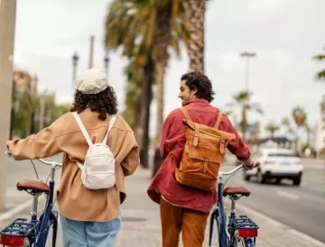 Persones passejant per Barcelona