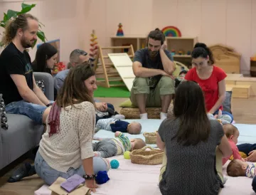 pares parlant entre ells amb nadons