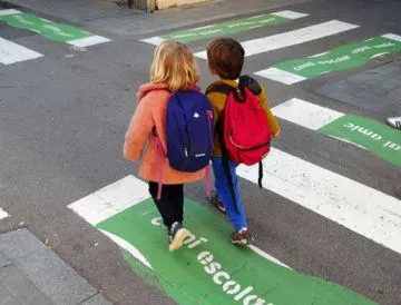 Un niño y una niña van al colegio