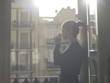 Noia amb una tassa de te a casa seva