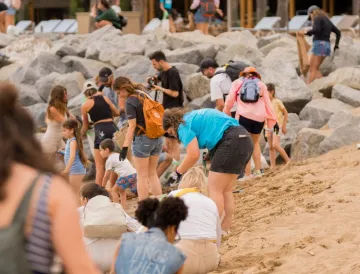 Voluntariado limpiando la playa de residuos