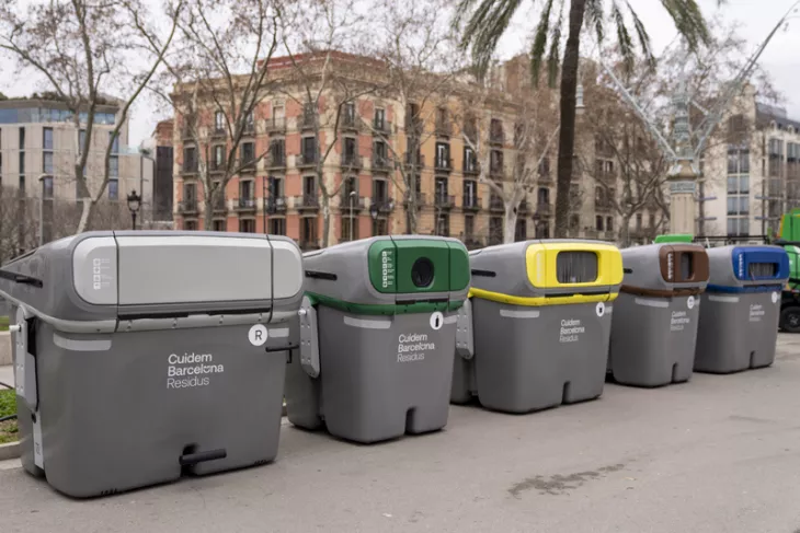 Contenidors de recollida selectiva de residus en un carrer de Barcelona