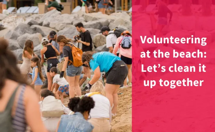 Voluntariat netejant la platja de residus