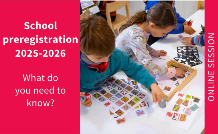 Nens i  nenes jugant amb lletres a l'aula d'una escola