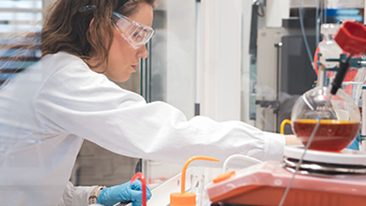 Una tècnica de laboratori treballant al nou laboratori d'hidrogen del CER-H2 de la UPC (Autor: Josbel A. Tinoco)