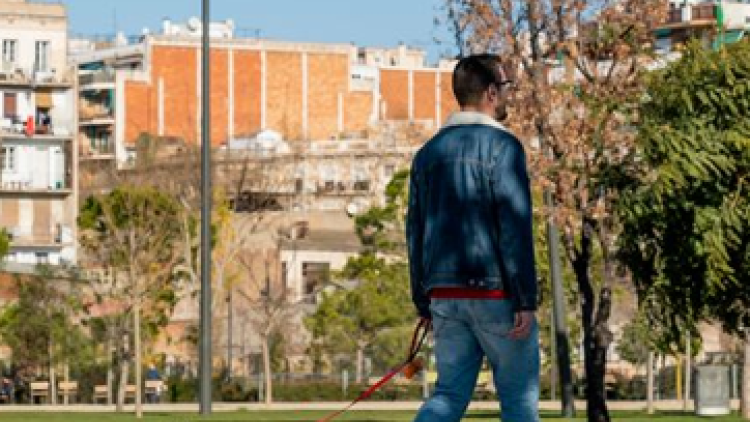 Home passejant el gos pel parc de les Glòries (Autor: Isaac Planella)