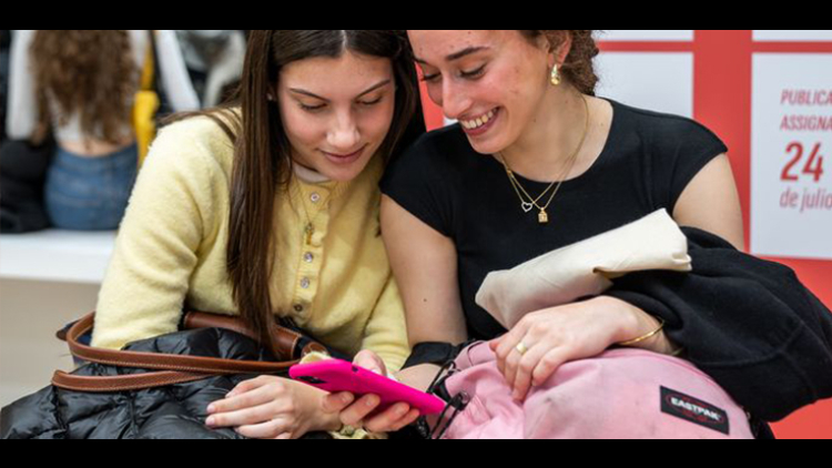 Dues noies miren el mòbil al Saló de l’Ensenyament (Autor: Júlia Arnau)