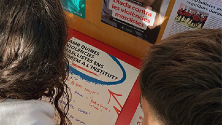 Joves de Barcelona a un centre educatiu - Diada contra les violències masclistes