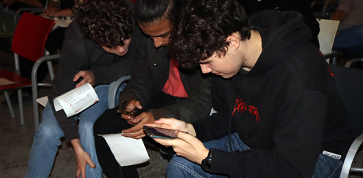 Joves mirant els seus mòbils durant una activitat de Joves de Barcelona