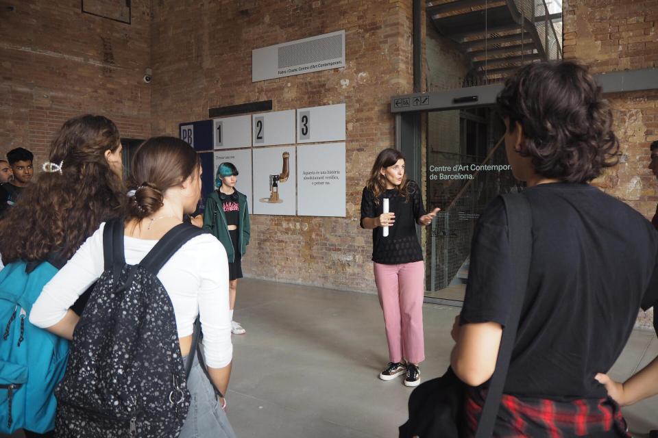 Alumnes de 4t d'ESO de l'Institut Puigvert durant el procés "Exposem una expo"