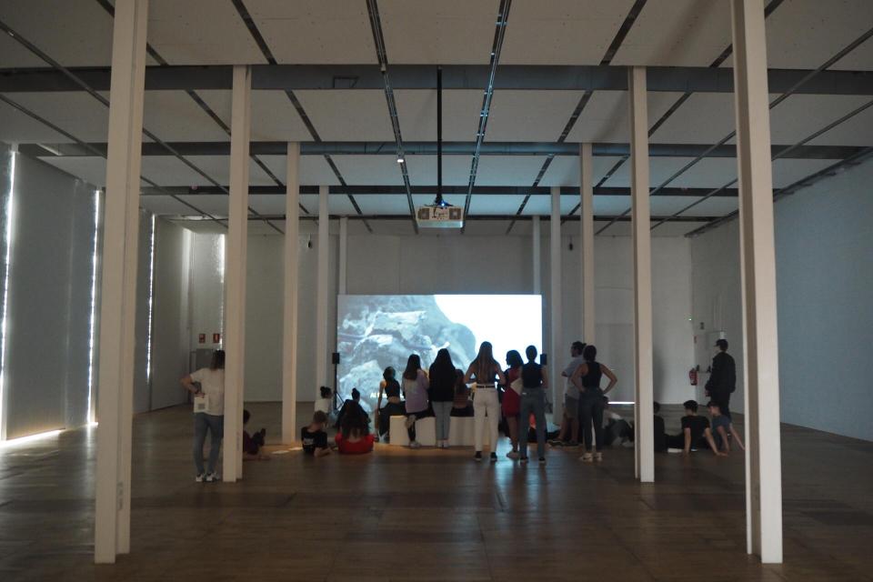 Alumnes de 4t d'ESO de l'Institut Puigvert durant el procés "Exposem una expo" III