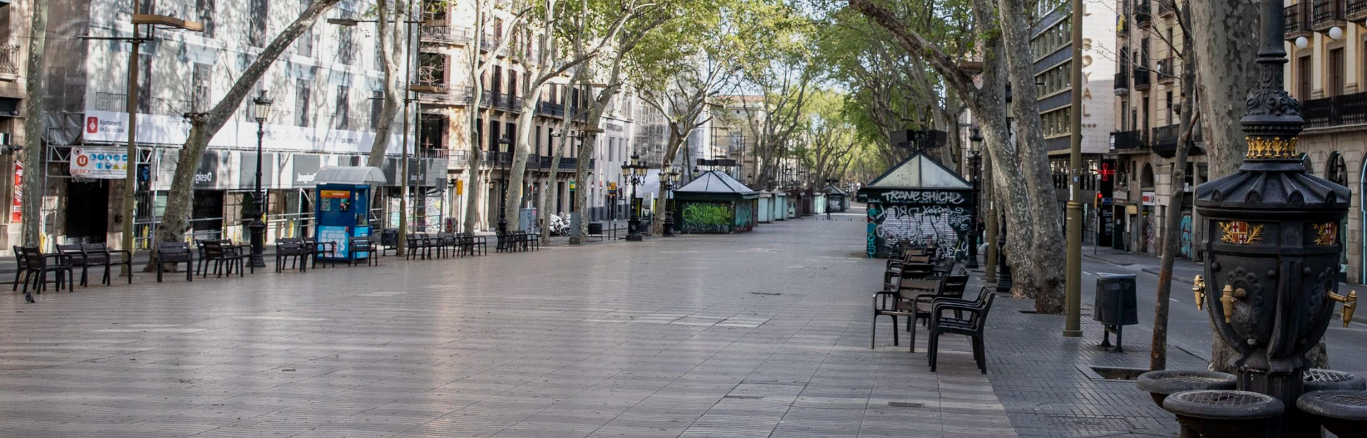 La Rambla a l'alçada de la Font de Canaletes completament buida