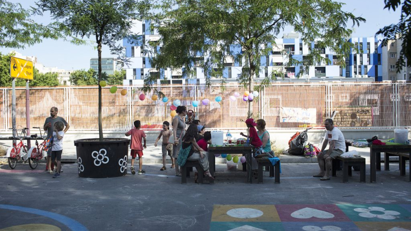 Area de jocs al carrer Sancho de Avila. ©Paola de Grenet