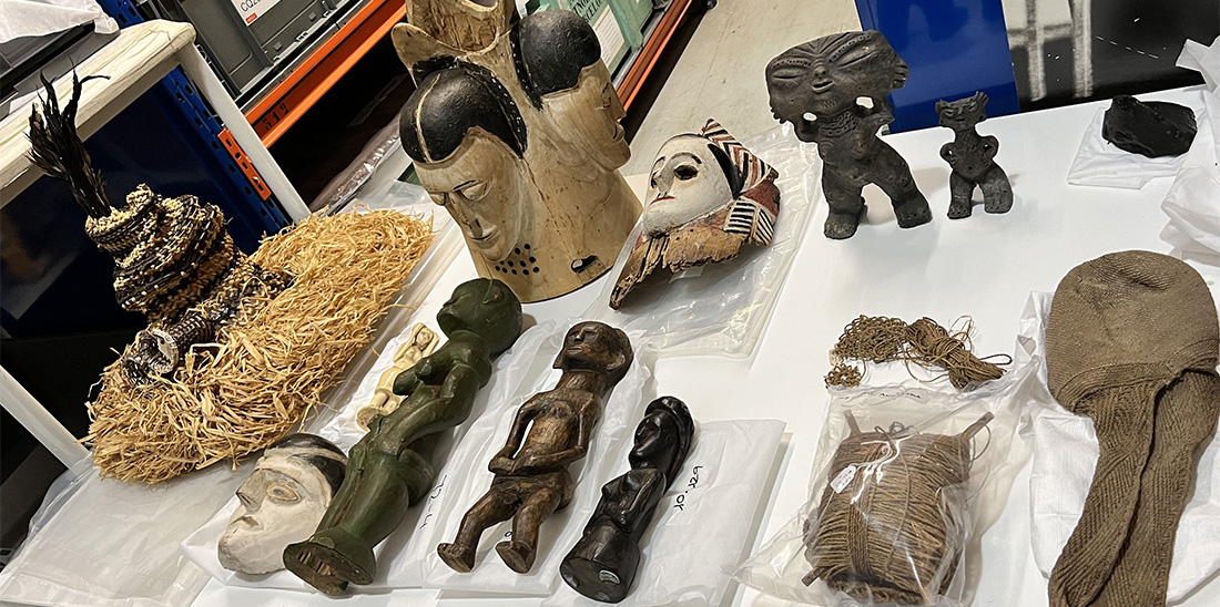 Visita a las reservas del Museu Etnològic durante la primavera de 2023 con la artista Agnes Essonti para escoger los objetos que utilizaría. © Rosa Lleó