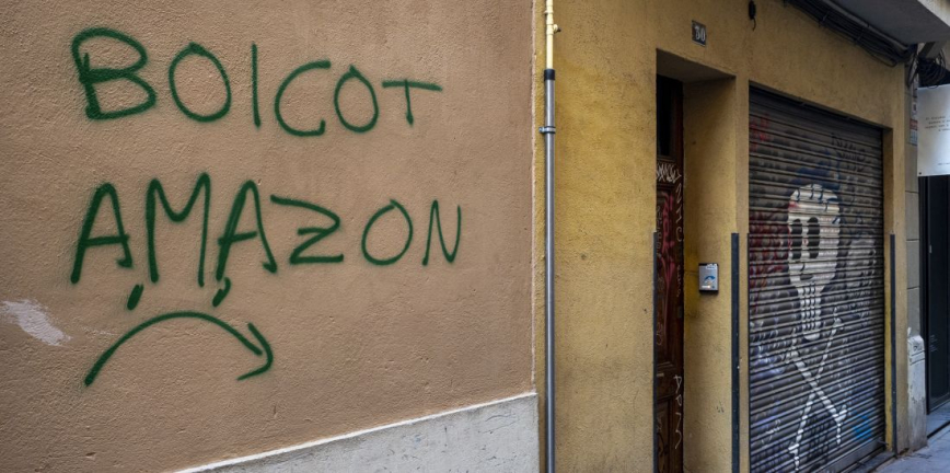 Pintades contra Amazon en una paret del carrer de Sant Pere Màrtir al barri de Gràcia. © Dani Codina