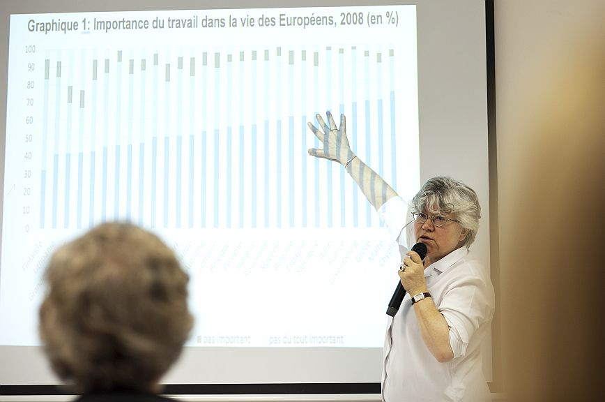 Dominique Méda parlant en una conferència i assenyalant un Power Point. © Albert Armengol