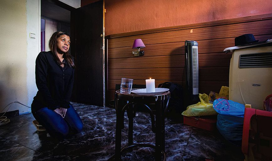 Alina, resident a Ciutat Meridiana, es trobava el novembre de 2015 pregant a casa seva abans del desnonament que esperava i que finalment va ser suspès. © Pere Virgili