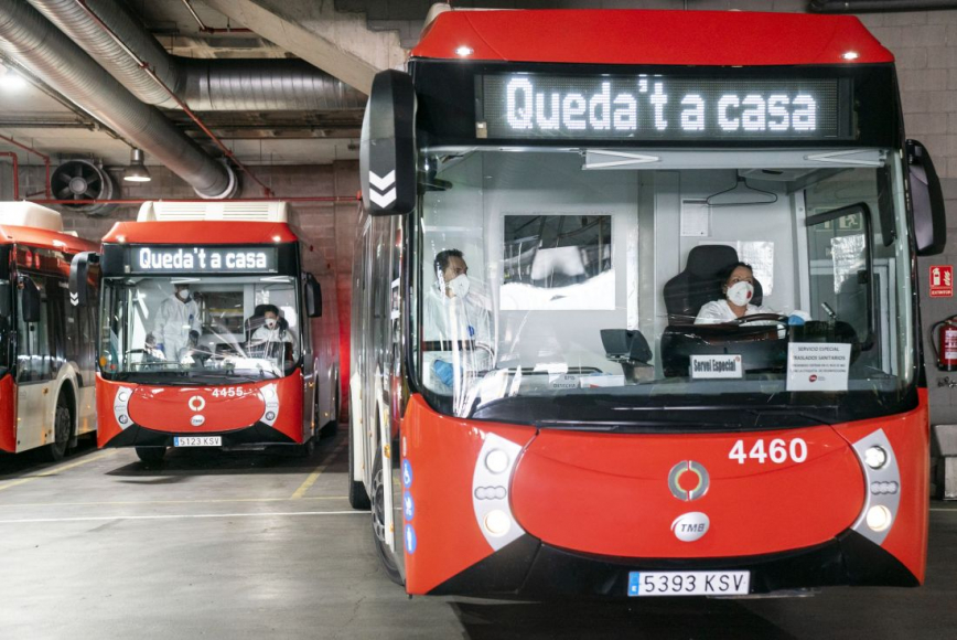 Dos autobusos a les cotxeres d’Horta amb el rètol “Queda’t a casa”, preparats per transportar pacients d’hospitals als espais de confinament. © Ajuntament de Barcelona / Clara Soler Chopo