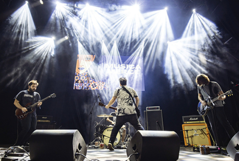 Actuació de la banda de rock Viva Belgrado a l’escenari del BAM de la plaça de Joan Coromines durant les festes de La Mercè del 2021. © Imatges Barcelona / Xavi Torrent